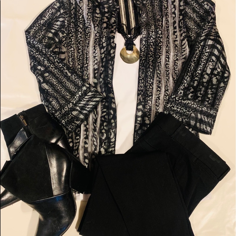 ❗️💲SALE💲❗️Chico’s topper from Traveler’s Collection very versatile - Picture 2 of 5